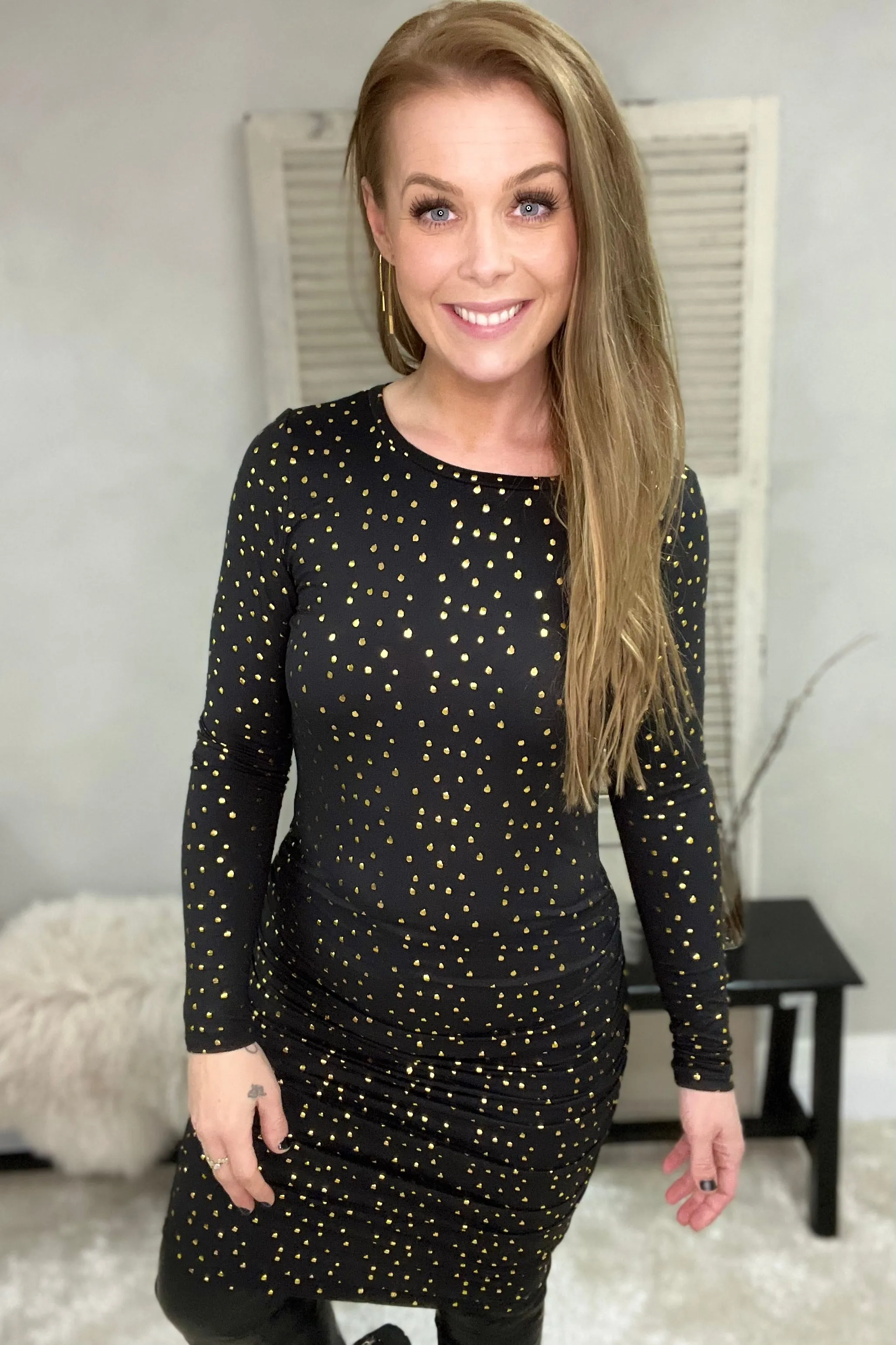 Alma Long Dress | Black Gold Dot (2) | Kjole med polkaprikker fra Liberté