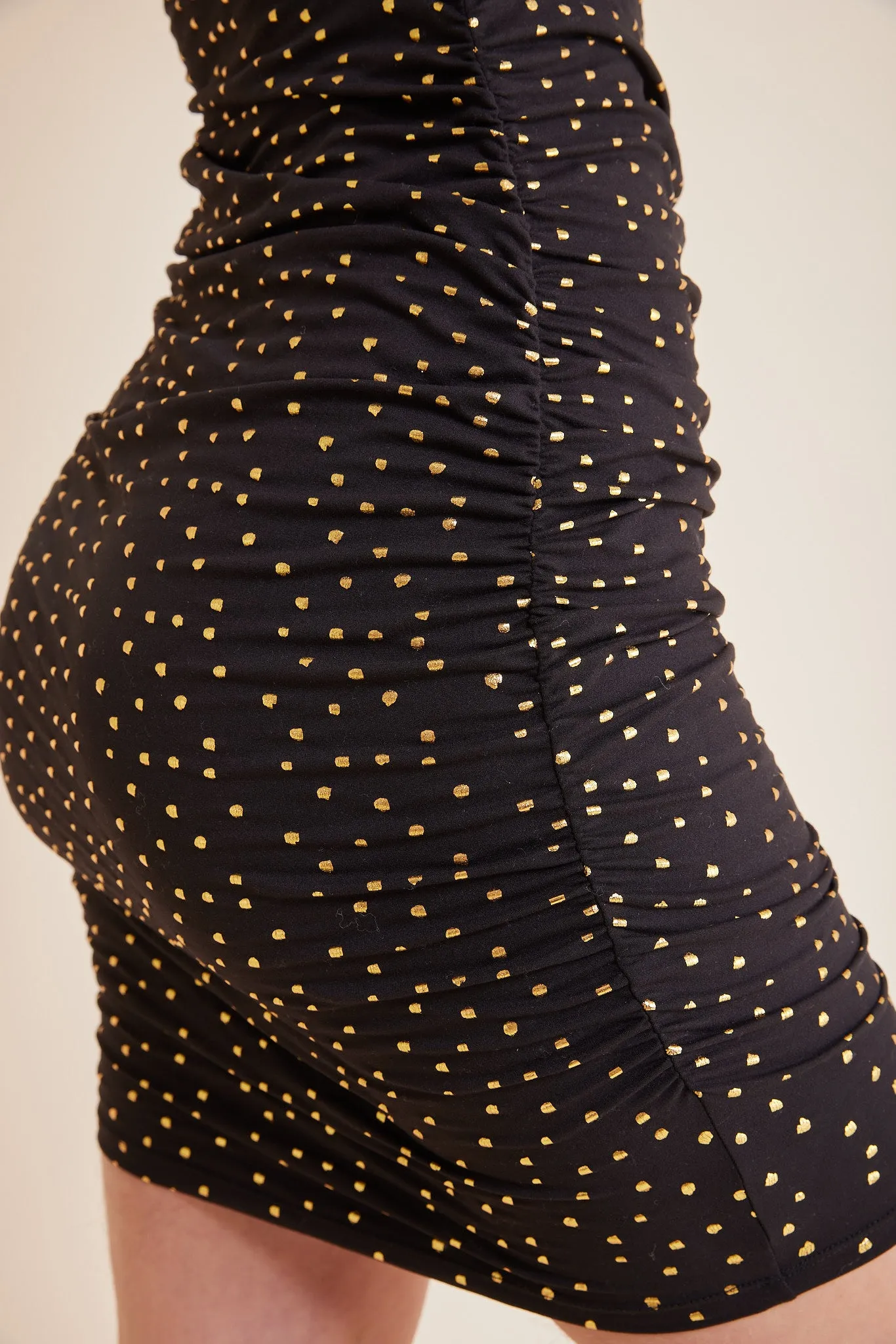 Alma Long Dress | Black Gold Dot (2) | Kjole med polkaprikker fra Liberté