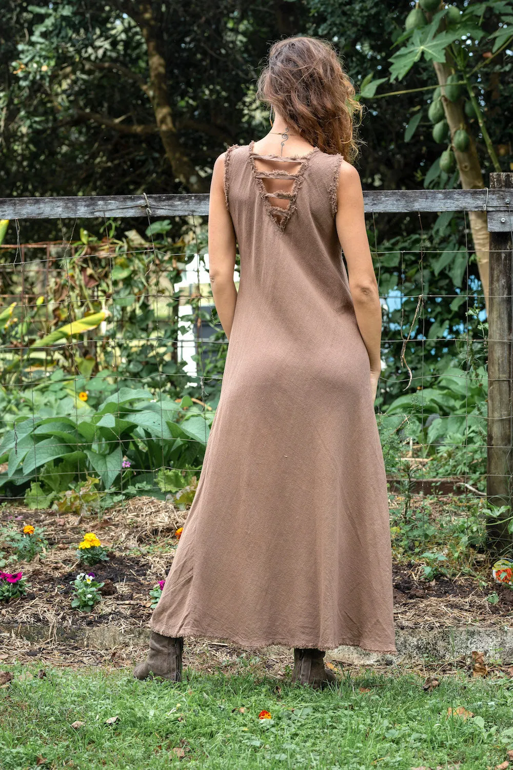 ILANA DRESS IN EARTHY BROWN